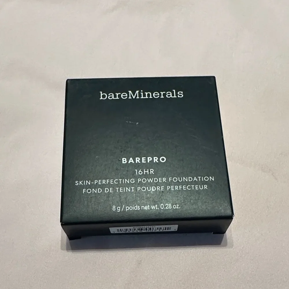 bareMinerals BAREPRO 16HR Powder Foundation